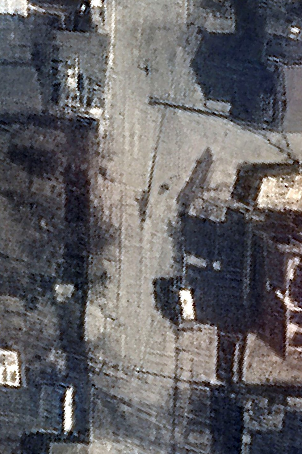Satelitní snímek ukrajinského města Buča z 19. března, na kterém jsou patrné civilní oběti v ulicích.