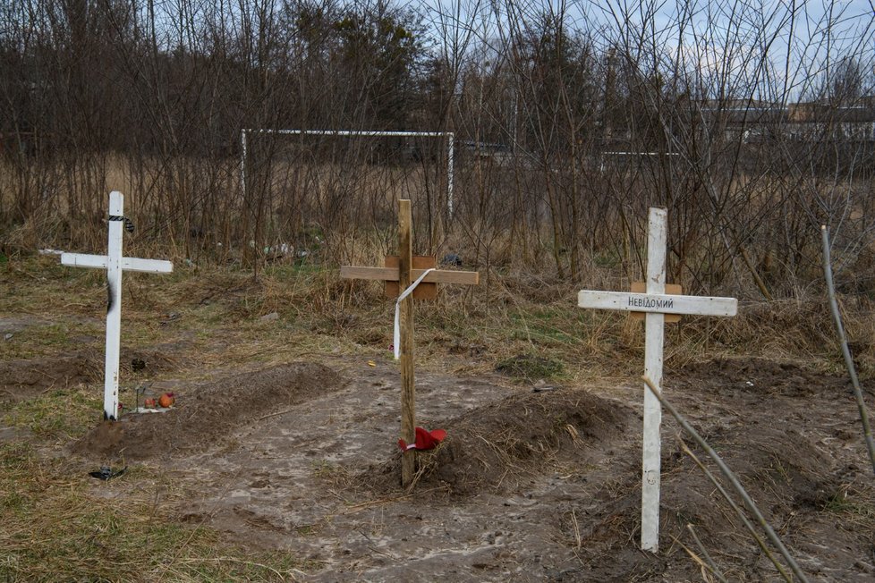 Hroby obětí ruského řádění ve městě Buča (5. 4. 2022)
