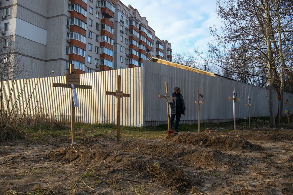 Hroby obětí ruského řádění ve městě Buča (5.4.2022)