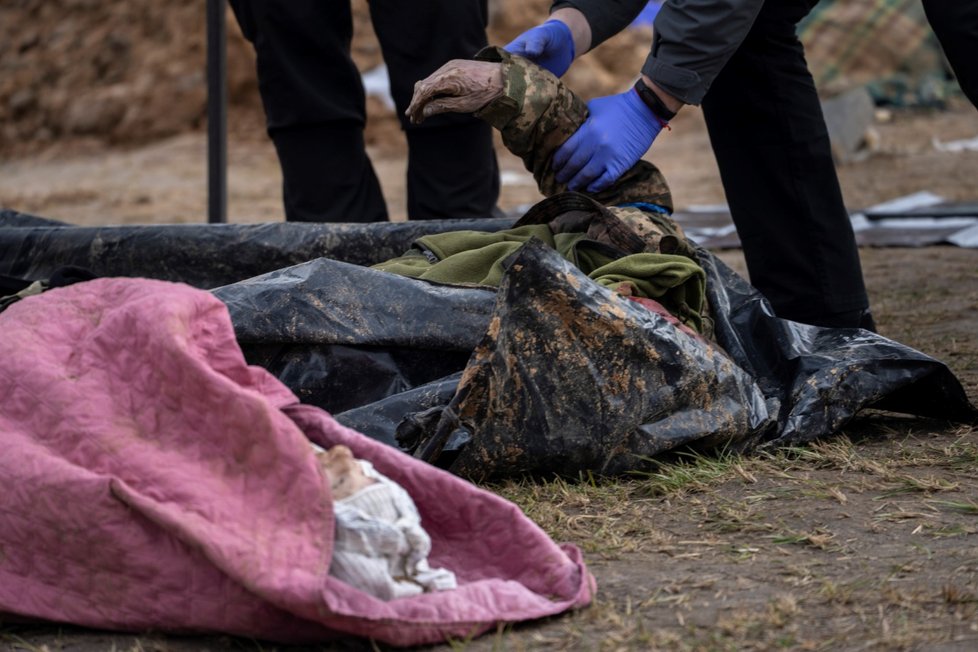 Těla ukrajinských civilistů ve městě Buča (11.4.2022)