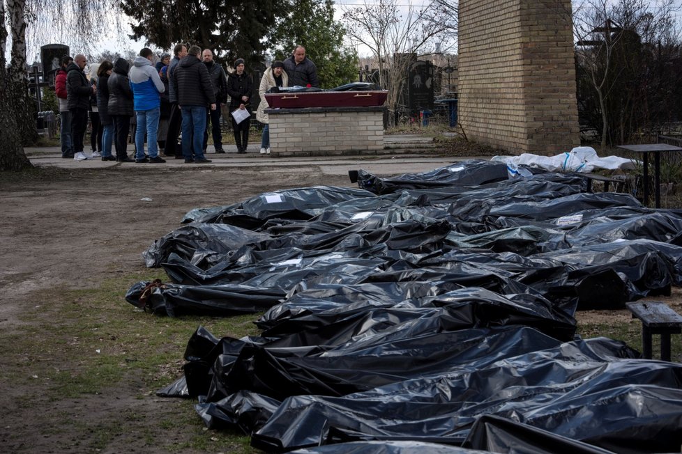 Těla ukrajinských civilistů ve městě Buča (11.4.2022)