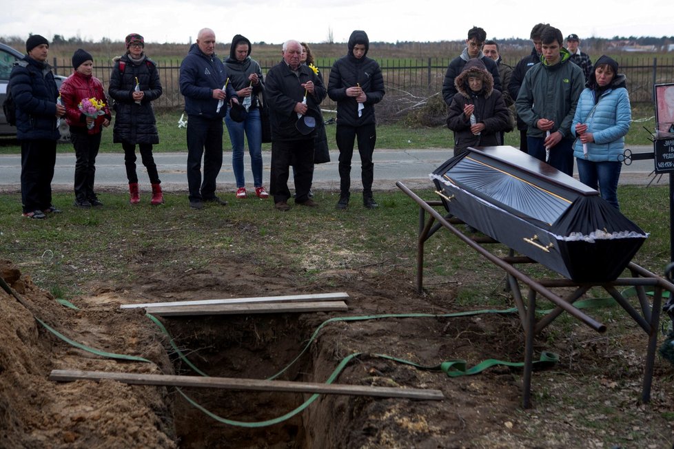 Pohřeb obětí ruské invaze ve městě Buča. (18.4.2022)