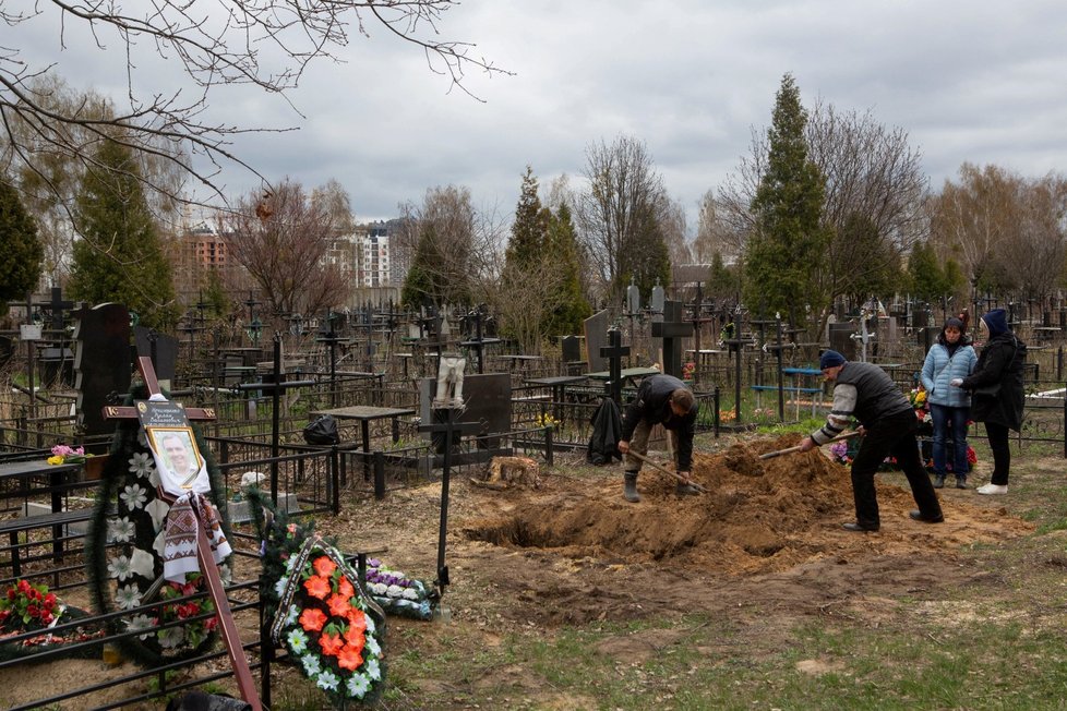 Pohřeb obětí ruské invaze ve městě Buča. (18.4.2022)