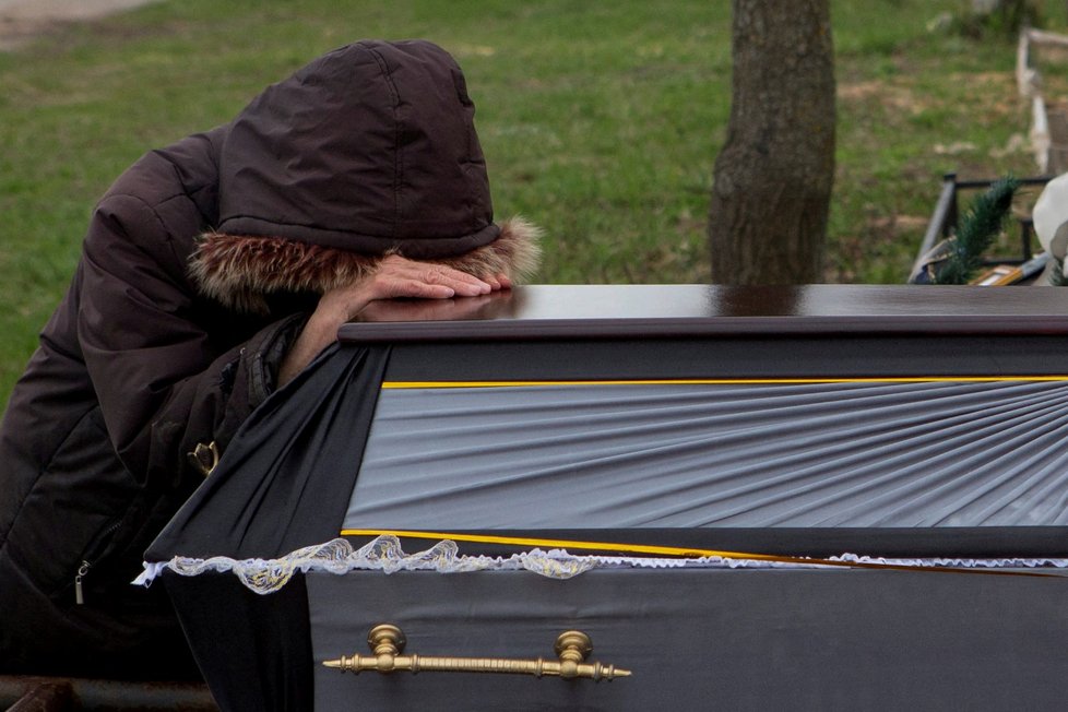 Pohřeb obětí ruské invaze ve městě Buča (18.4.2022)