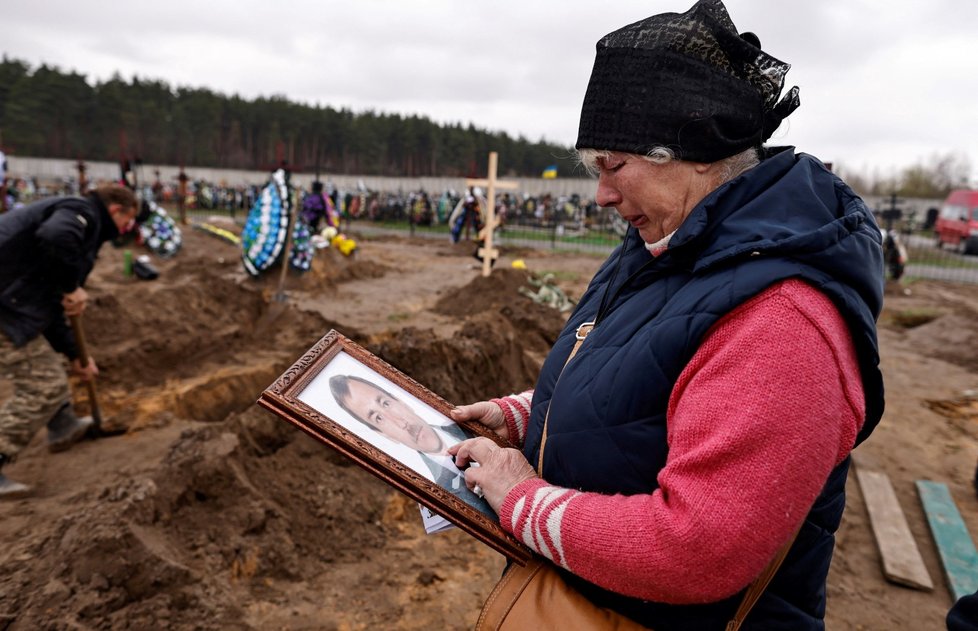 Ve městě Buča pokračují pohřby obětí ruské invaze (21. 4. 2022).