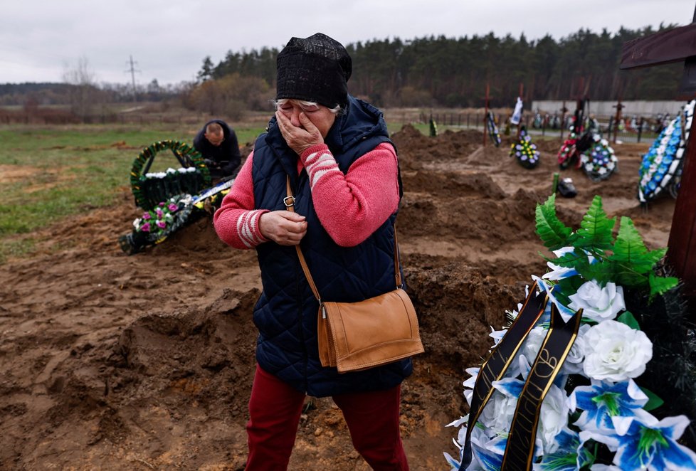 Ve městě Buča pokračují pohřby obětí ruské invaze (21. 4. 2022).