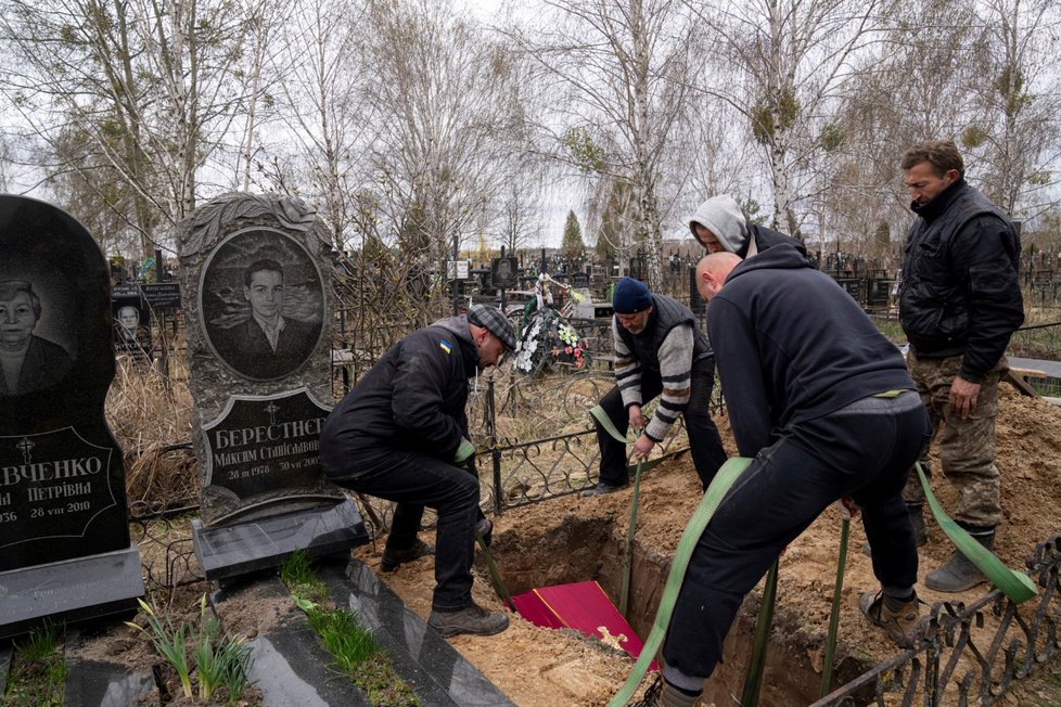 Ve městě Buča pokračuje pohřbívání obětí ruského řádění. (23.4.2022)