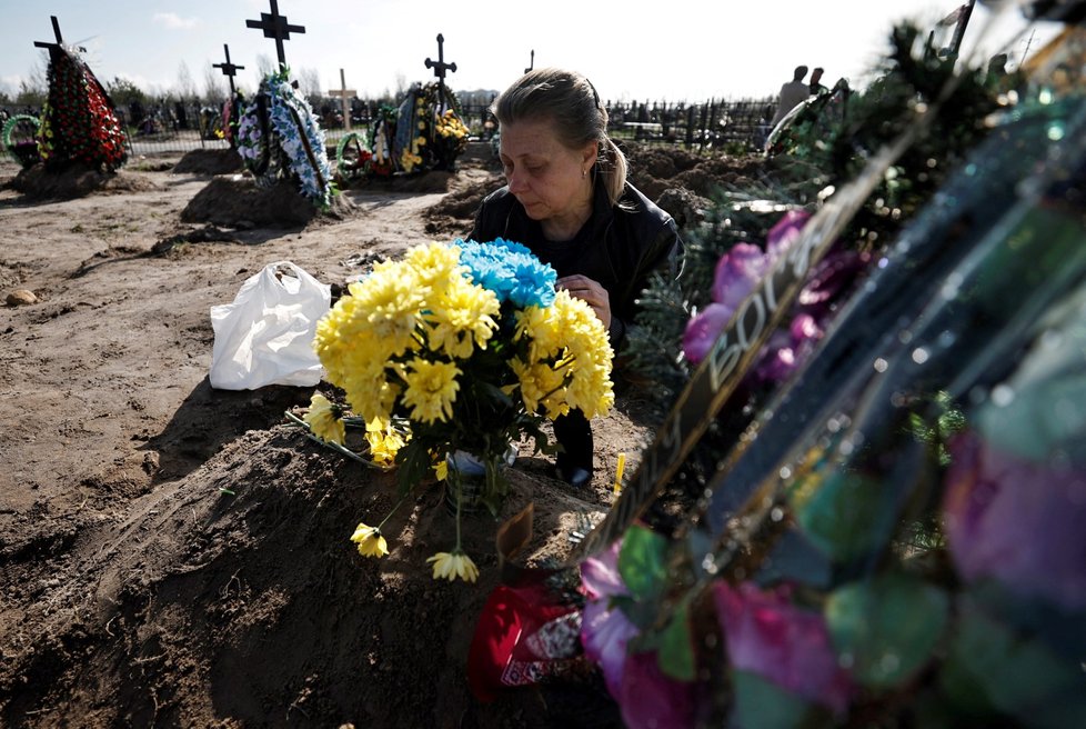 Válka na Ukrajině: Pohřby v Buči.