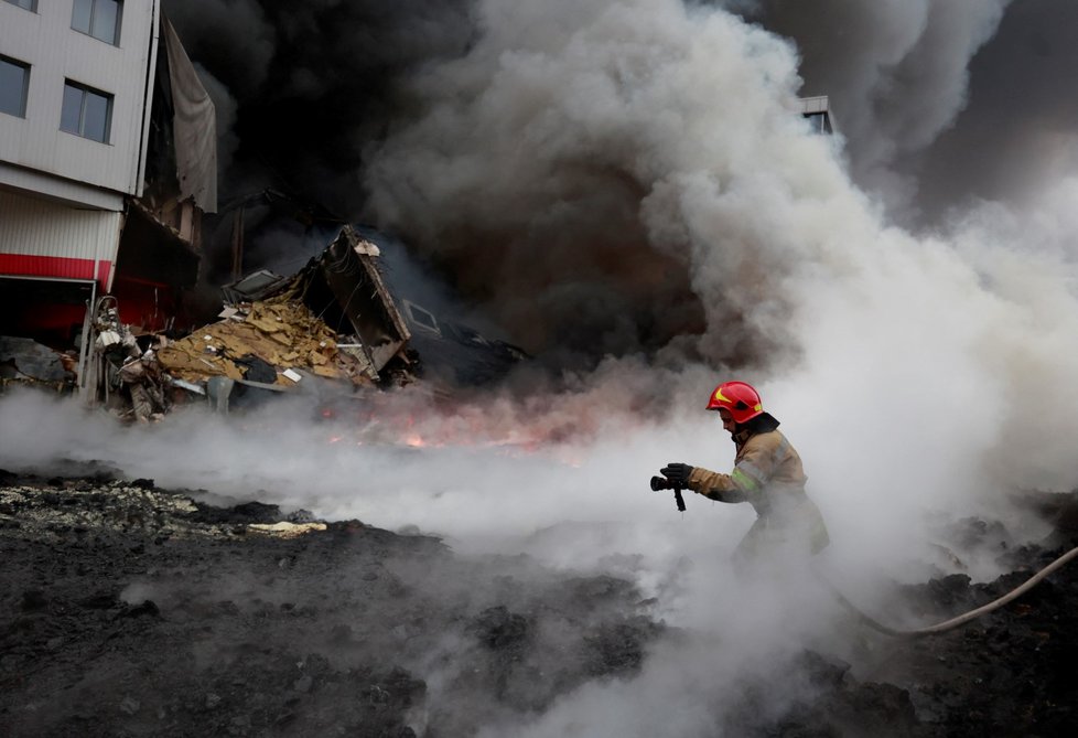 Požár skladu po ruském ostřelování ve vesnici Chaiky nedaleko Kyjeva. (3.3.2022)