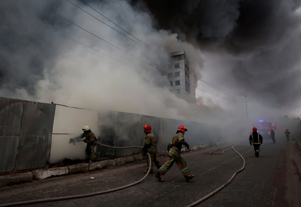 Požár skladu po ruském ostřelování ve vesnici Chaiky nedaleko Kyjeva (3.3.2022)