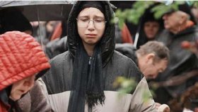 Pohřeb roční Angeliny a její maminky, které zemřely při ruském útoku na civilisty v Charkově.