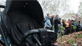 Pohřeb roční Angeliny a její maminky, které zemřely při ruském útoku na civilisty v Charkově.