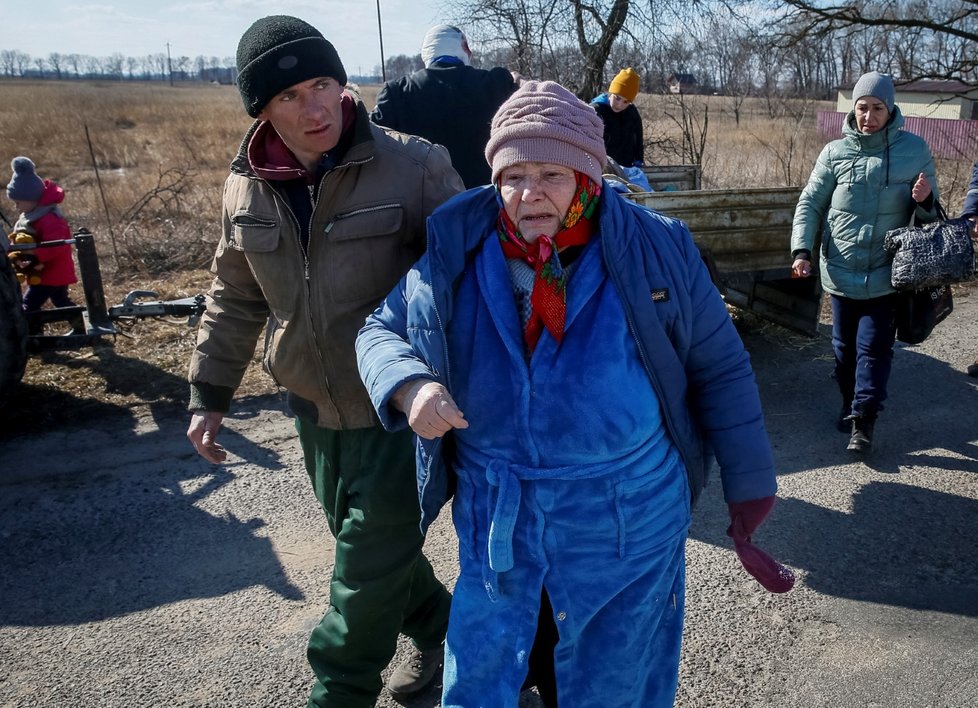 Evakuace civilistů z vesnice na sever od Kyjeva, kterou obklíčili ruské jednotky (17.3.2022)