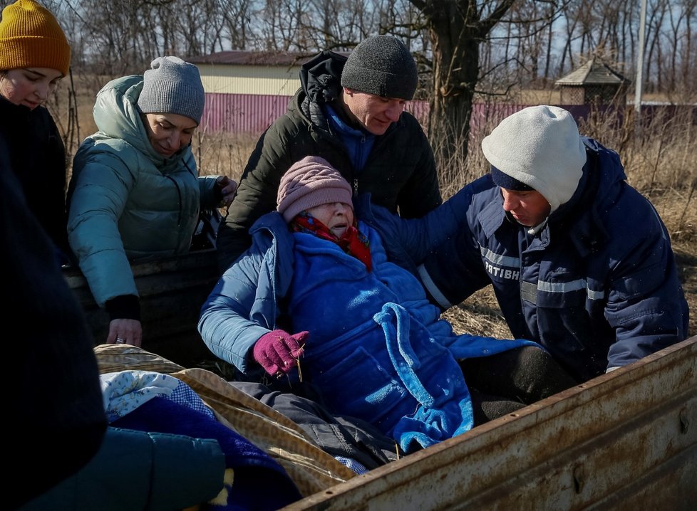 Evakuace civilistů z vesnice na sever od Kyjeva, kterou obklíčili ruské jednotky (17.3.2022)