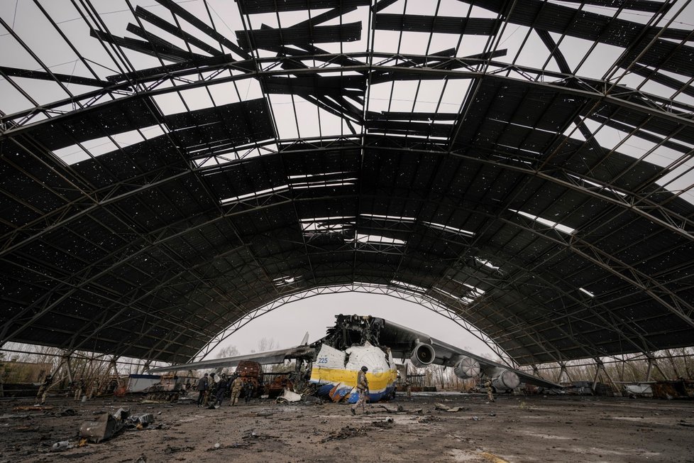 Ukrajinské složky hledají nevybuchlou munici kolem zničeného letadla Antonov An-225 Mrija v Hostomelu. (18.4.2022)