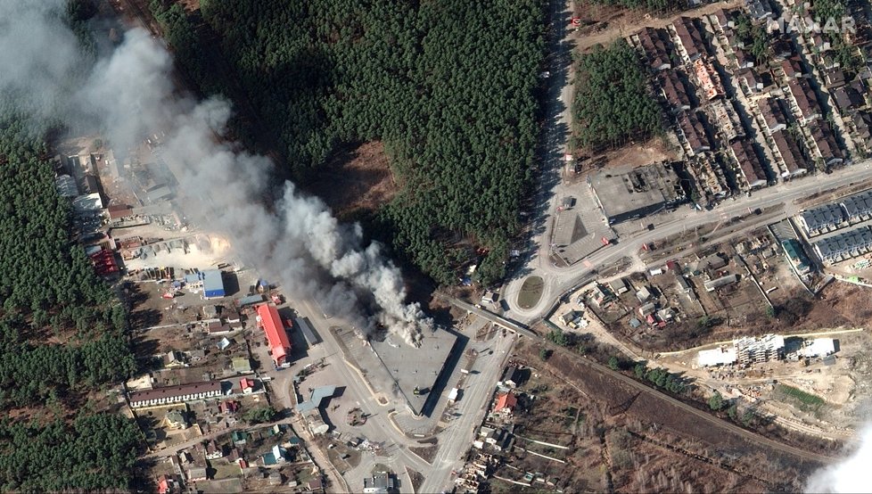 Satelitní snímky potvrzují, že ruská armáda cílí na obytné oblasti v Hostomelu nedaleko Kyjeva.