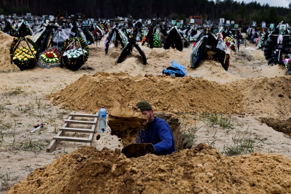 Pohřeb obětí ruského řádění ve městě Irpiň. (18.4.2022)