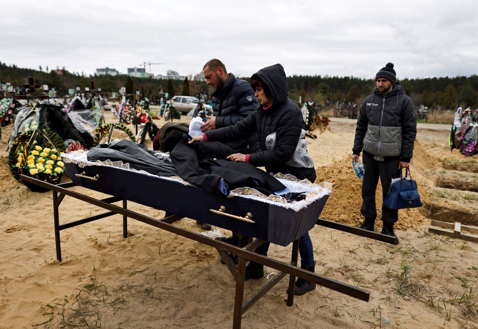 Pohřeb obětí ruského řádění ve městě Irpiň. (18.4.2022)