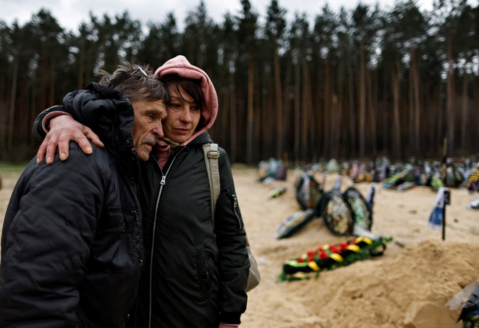 Pohřeb obětí ruského řádění ve městě Irpiň. (18.4.2022)
