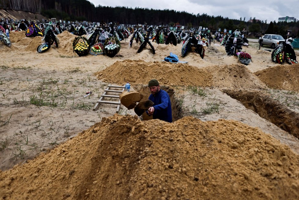 Pohřeb obětí ruského řádění ve městě Irpiň. (18.4.2022)