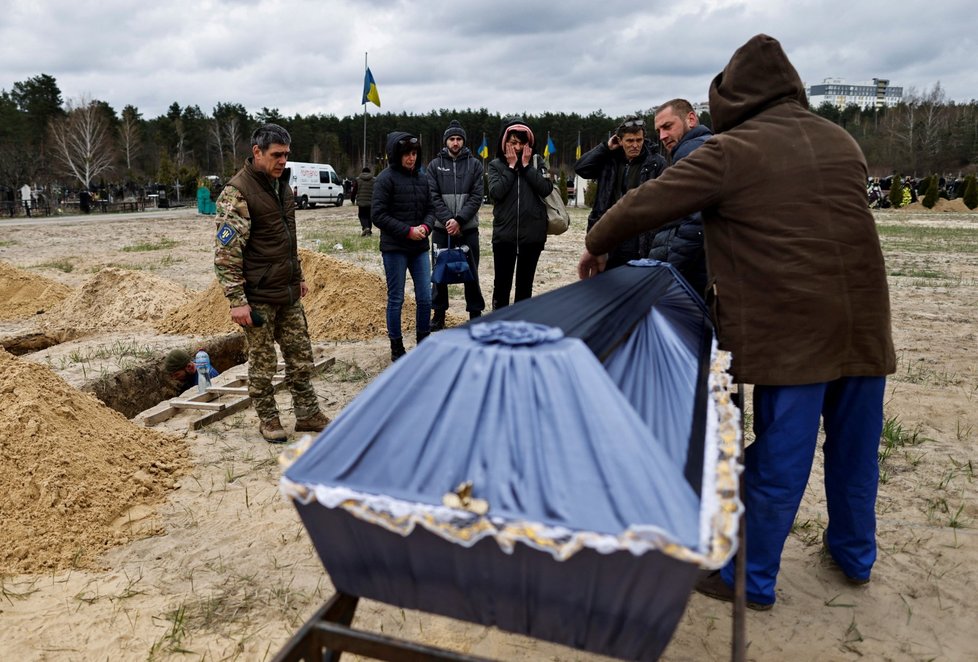 Pohřeb obětí ruského řádění ve městě Irpiň. (18.4.2022)