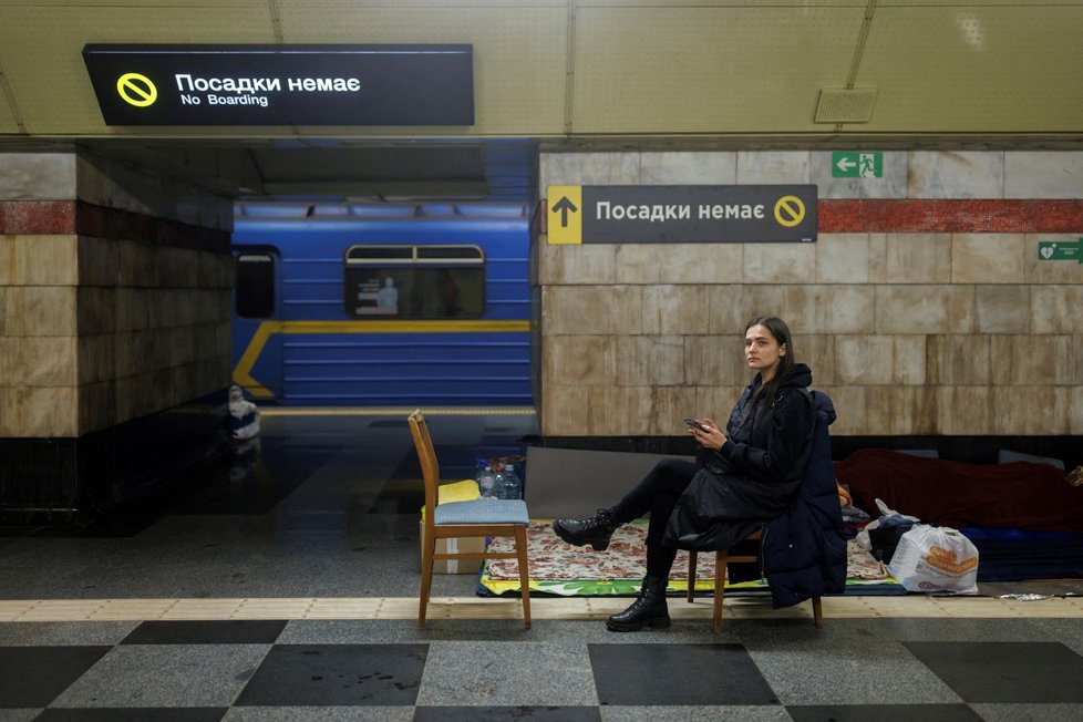 Lidé v metru v Kyjevě (18. 3. 2022)