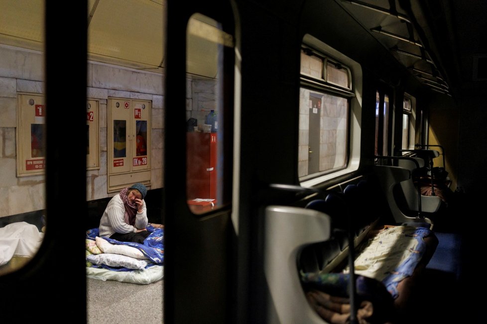 Lidé v metru v Kyjevě. (18.3.2022)