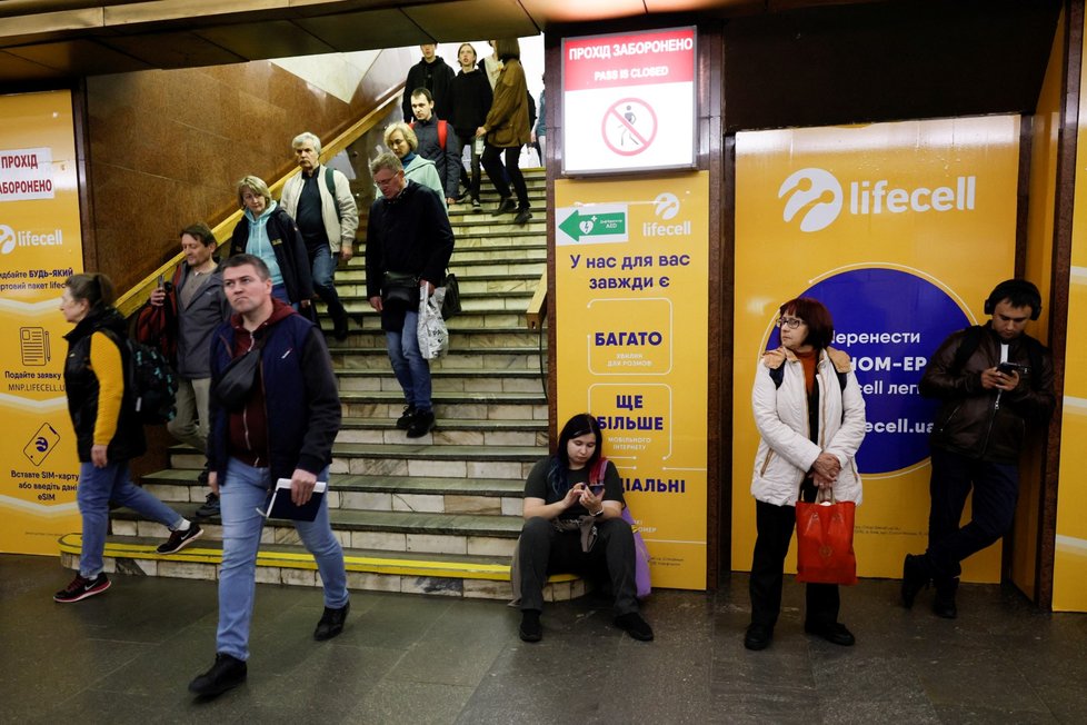 Lidé ukrývající se v metru během leteckého poplachu (5.5.2023)