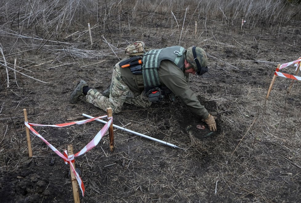 Rusové po sobě zanechali tisíce min. Odtraňují je speciální jednotky.