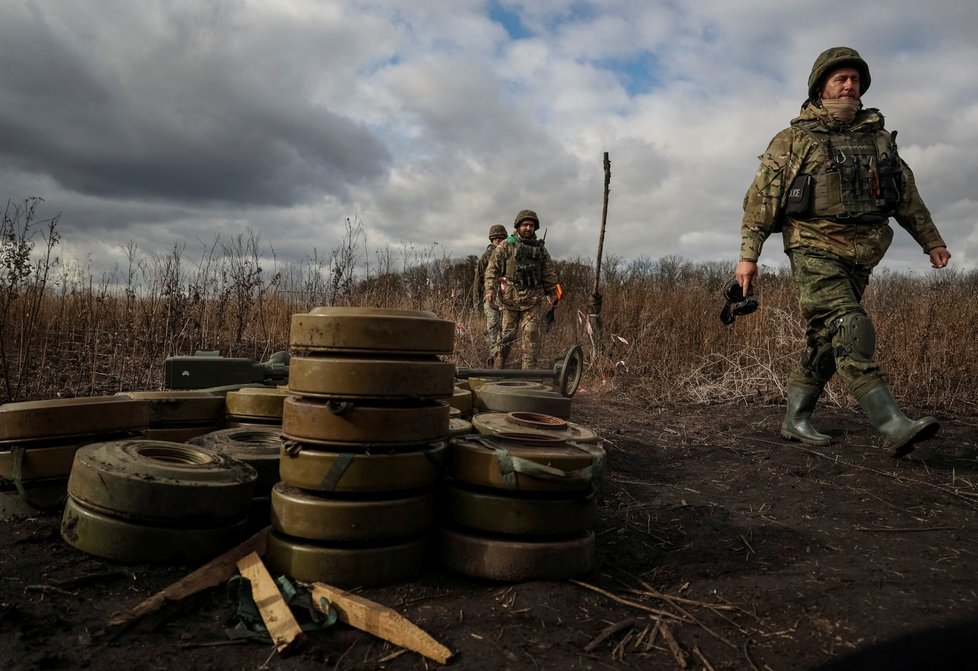 Rusové po sobě zanechali tisíce min. Odtraňují je speciální jednotky.