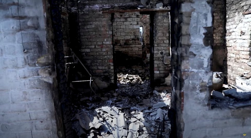 Zdevastovaná vesnice Moščun v Kyjevské oblasti (22. 4. 2022)