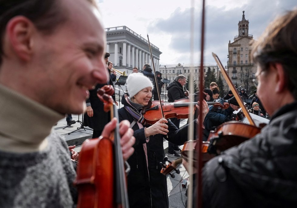 Koncert symfonického orchestru na náměstí v Kyjevě. (9.3.2022)