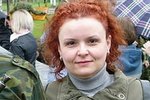 Při ostřelování vesnice Ševčenkove v Kyjevské oblasti zemřela ukrajinská novinářka Oksana Hajdarová.