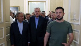 Ukrajinský prezident Volodymyr Zelenskyj, generální tajemník OSN António Guterres a turecký prezident Recep Tayyip Erdogan v Kyjevě. (18.8.2022)