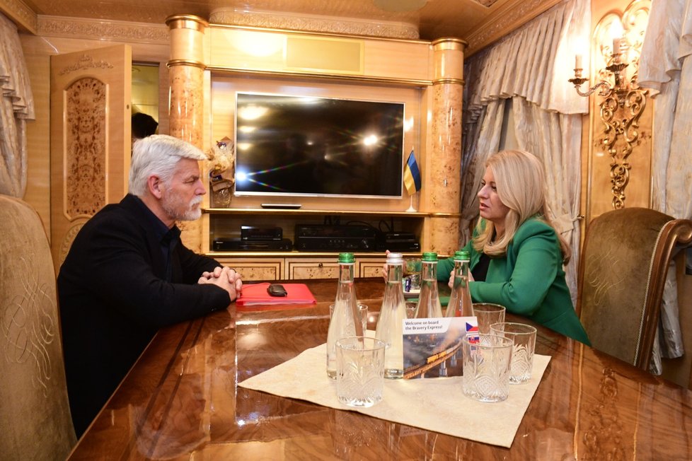 Do Kyjeva 28. dubna 2023 ráno přijeli český prezident Petr Pavel a slovenská prezidentka Zuzana Čaputová (na snímku pořízeném cestou ve vlaku).
