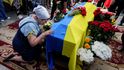 Blízcí se v Kyjevě loučí se známým aktivistou a vojákem Romanem Ratušnym (†24),  který padl v Izjumu.