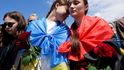 Blízcí se v Kyjevě loučí se známým aktivistou a vojákem Romanem Ratušnym (†24), který padl v Izjumu. Blízcí se v Kyjevě loučí se známým aktivistou a vojákem Romanem Ratušnym (†24), který padl v Izjumu.