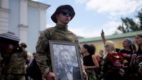 Blízcí se v Kyjevě loučí se známým aktivistou a vojákem Romanem Ratušnym (†24),  který padl v Izjumu.