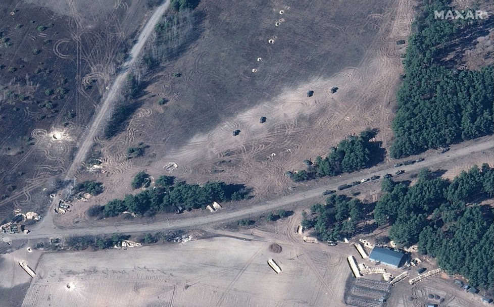 Ruské dělostřelectvo včetně raketometů poblíž raketometů rozmístěných poblíž Berestjanky v Kyjevské oblasti.