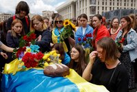 Dojetí a plné náměstí na pohřbu aktivisty Romana (†24). Ukrajina truchlí kvůli zabité generaci mladých
