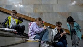 Začátek školního roku v Kyjevě: Děti jsou v krytu v metru.
