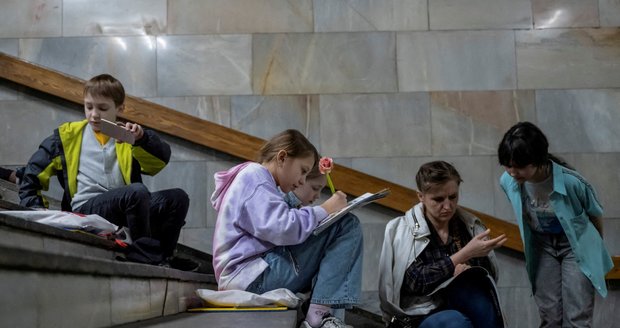 Polovina ukrajinských dětí nemůže do škol, Rusové jich skoro 4 tisíce zničili. Učí se doma i v krytech