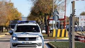 Policie na letecké základně Torrejón de Ardoz u Madridu.