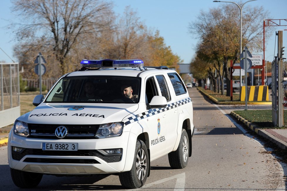 Policie na letecké základně Torrejón de Ardoz u Madridu