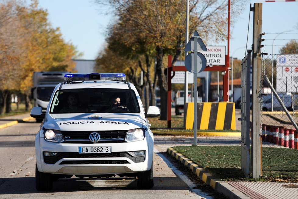 Policie na letecké základně Torrejón de Ardoz u Madridu