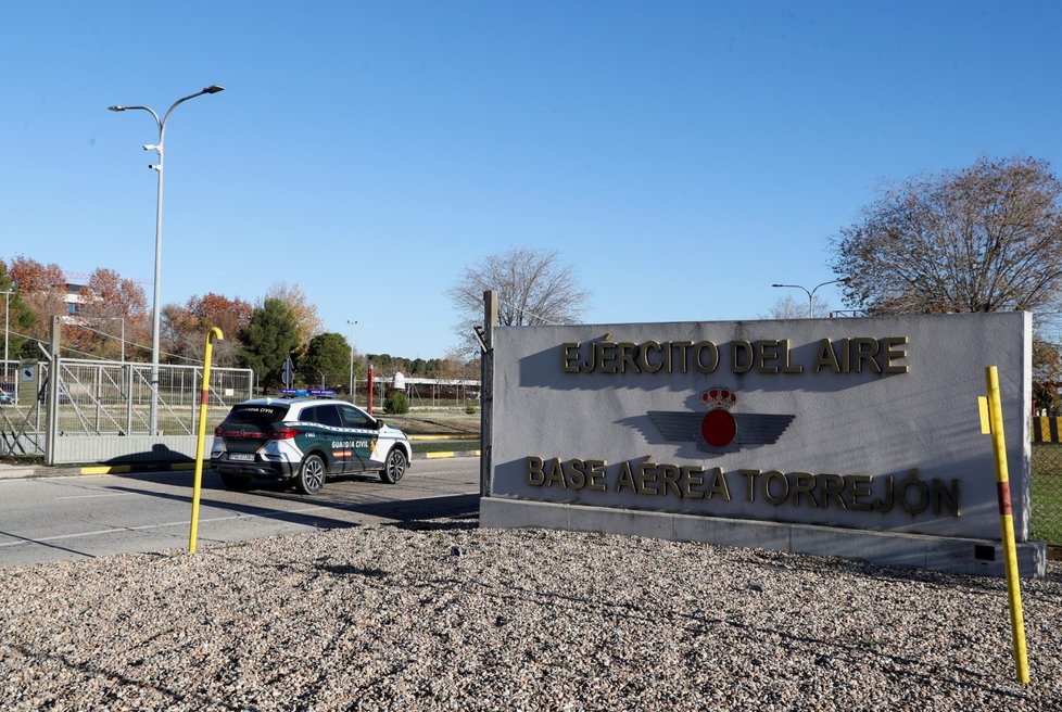 Policie na letecké základně Torrejón de Ardoz u Madridu.