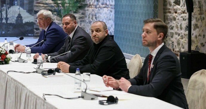 Ukrajinská delegace na jednání v Istanbulu. (16.5.2025)