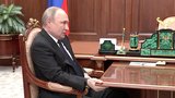 Odulý Putin se nepustil stolu. Další důkaz parkinsona, rakoviny nebo obojího?