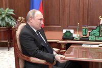 Odulý Putin se nepustil stolu. Další důkaz parkinsona, rakoviny nebo obojího?