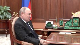 Odulý Putin se nepustil stolu. Další důkaz parkinsona, rakoviny nebo obojího?